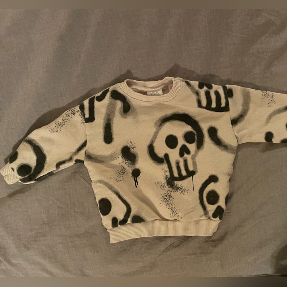 Zara 12–18 Month Black and Cream Graphic Skull Sweatshirt